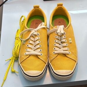 EUC Cariuma size 10 women’s yellow sneakers